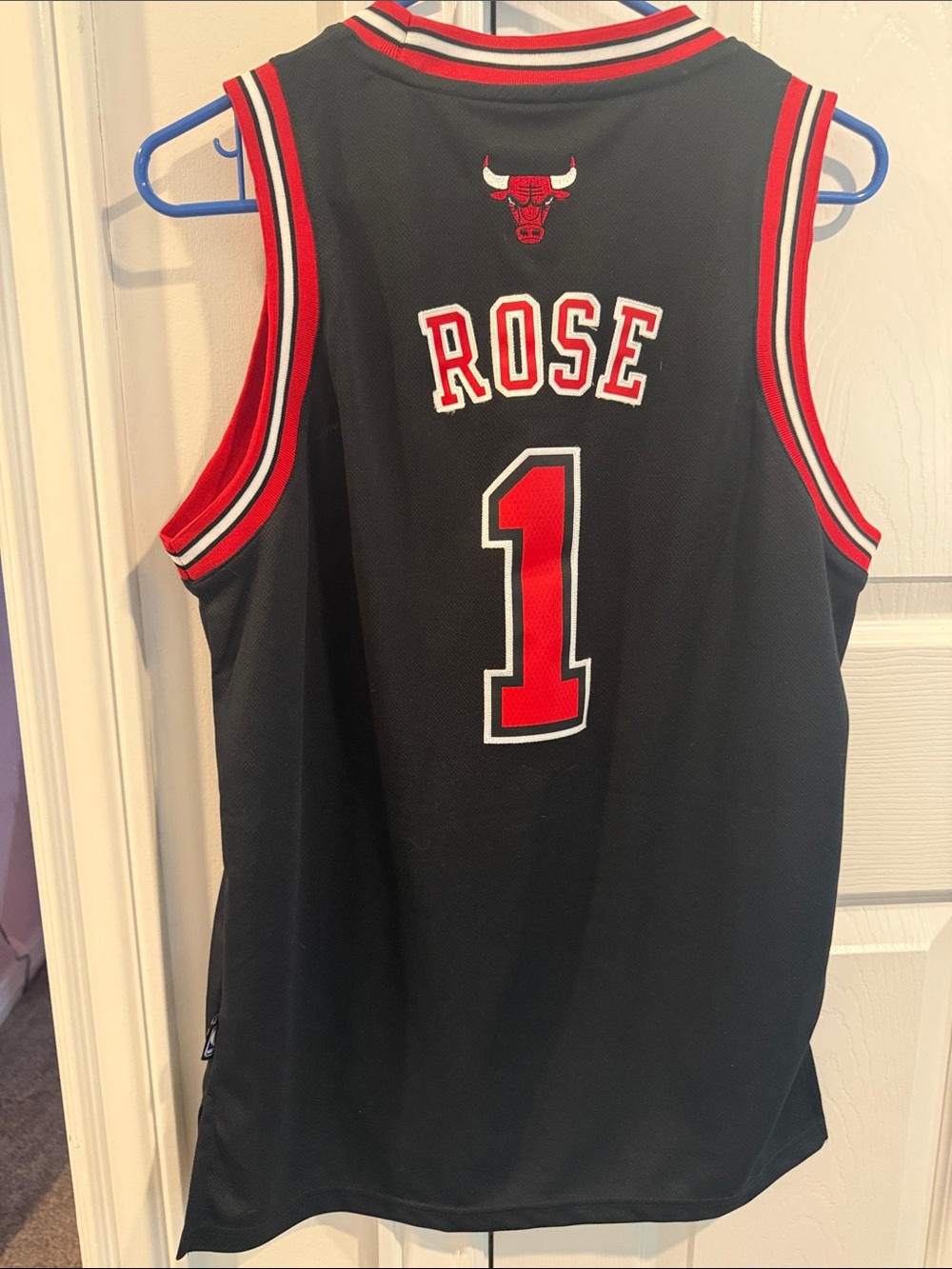 adidas Chicago Bulls Derrick Rose #1 Black and Red Jersey, this is a YOUTH LARGE